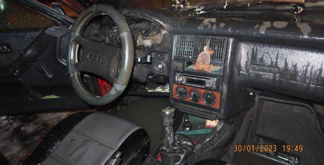 В Могилеве припаркованный автомобиль загорелся из-за короткого замыкания электропроводки