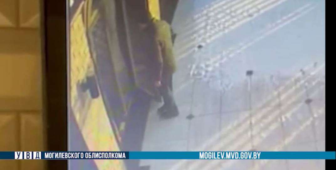 В Могилеве мужчина спокойно зашел в открытый дом и забрал кошелек с 3,7 тысячами рублей — к утру почти все украденное он проиграл в автоматах