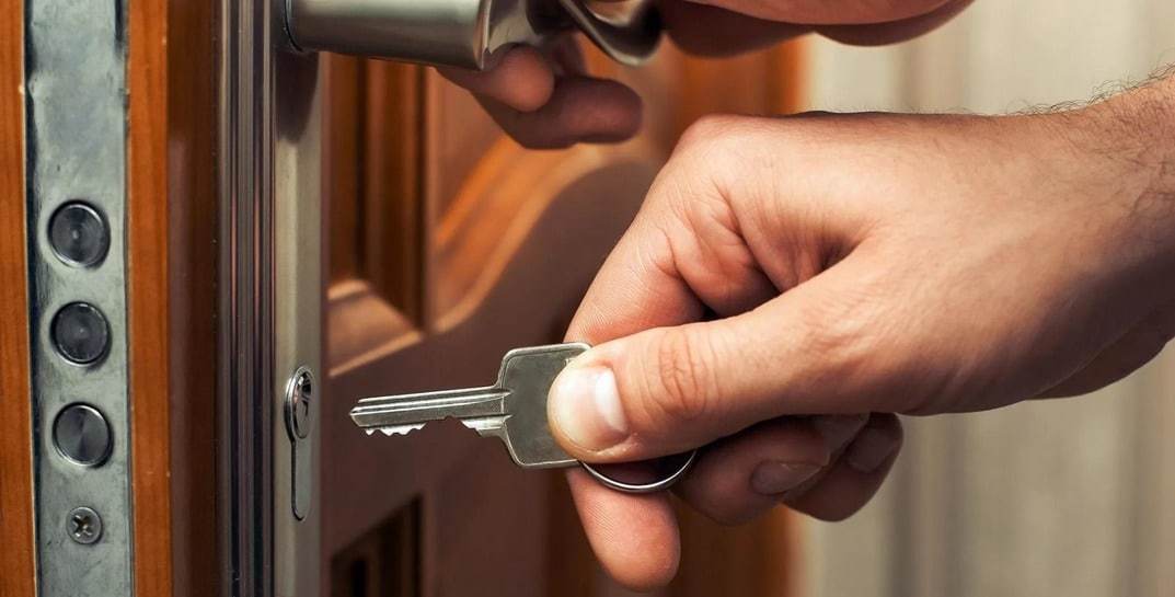 Мужчина, подбирая ключи от входных дверей, совершил не менее 16 краж в Минске. Продолжить свою деятельность планировал в Могилеве, но его задержали
