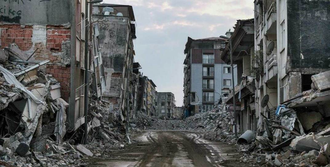 В Турции более 600 человек попали под следствие из-за обрушений зданий от землетрясений