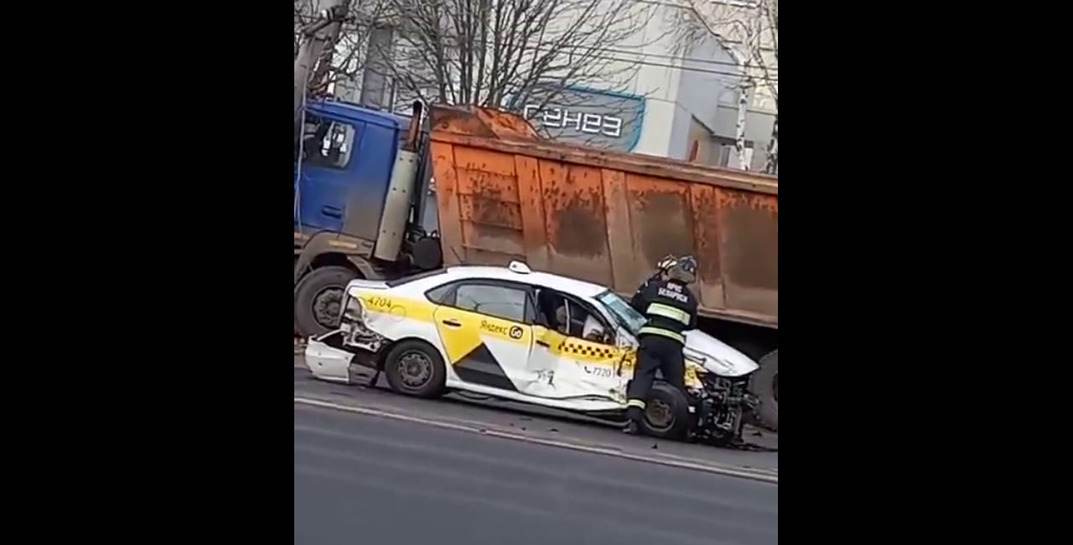 В Могилеве случилось серьезное ДТП с участием самосвала и автомобиля такси