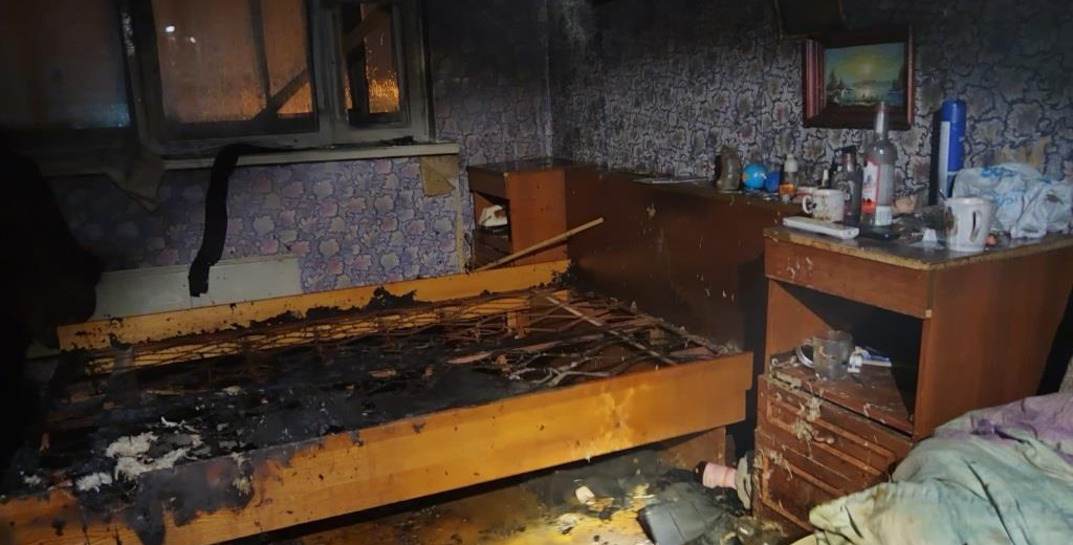 В Могилеве из-за неосторожного курения загорелась квартира — на пожаре едва не погибла пенсионерка, ее спасли