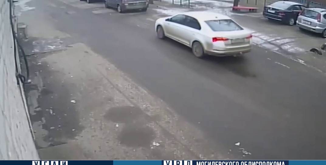 В Бобруйске водитель врезался в припаркованное авто и скрылся с места ДТП, а через несколько дней заявил в милицию, что его машину повредили