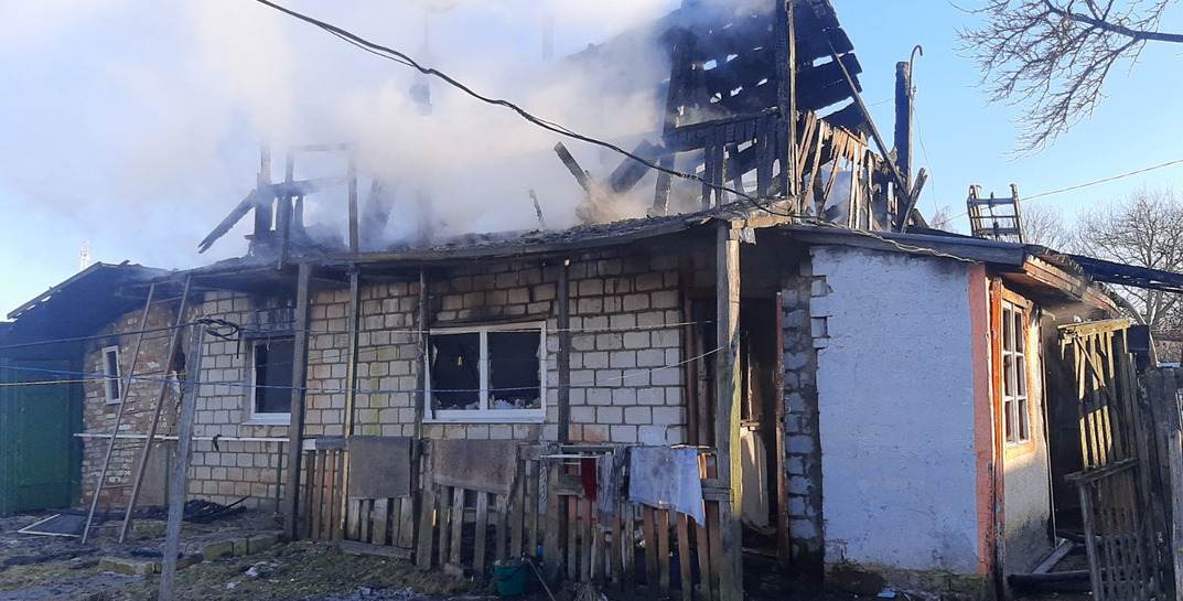 В Бобруйском районе на пожаре соседи спасли пенсионерку, её муж вернулся в горящий дом за документами и погиб
