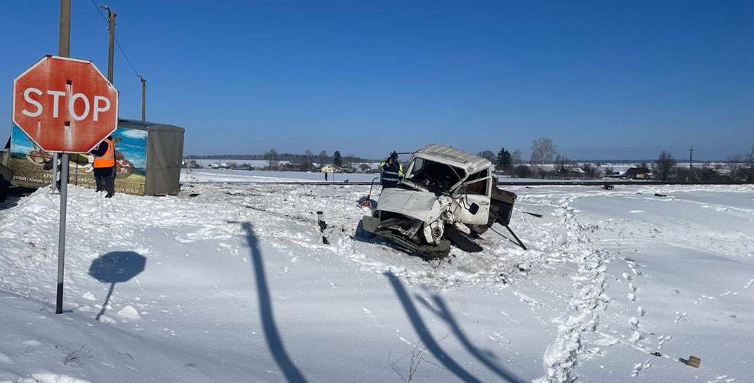 В Кричевском районе на железнодорожном переезде поезд сбил грузовой автомобиль