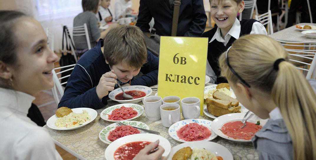 «Обедают даже в гардеробе»: учителя жалуются на запрет питаться в столовых