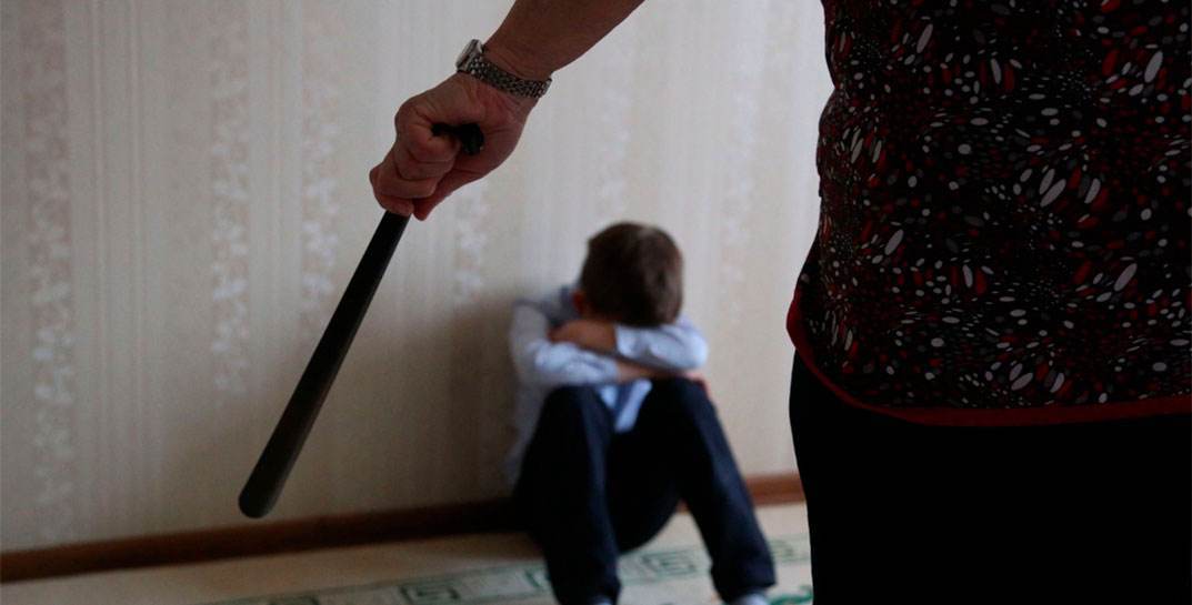 Избивали ремнем, собачьим поводком, крапивой, линейкой, скакалкой. Приемные родители пять лет издевались над детьми и называли это «воспитанием»