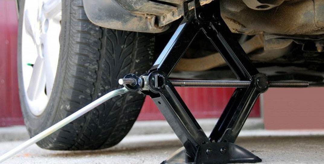 В Островецком районе на 26-летнего мужчину соскочила машина, поставленная на домкрат. Придавленного нашел только отец, когда вернулся с работы