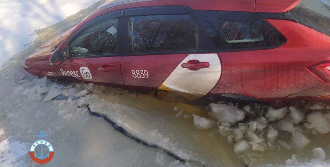 В Гомеле автомобиль Яндекс-такси провалился под лед