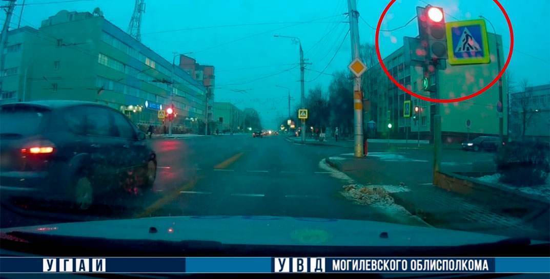 В Могилеве и Бобруйске ГАИ оштрафовала водителей, которые проехали на красный свет прямо перед патрульным автомобилем
