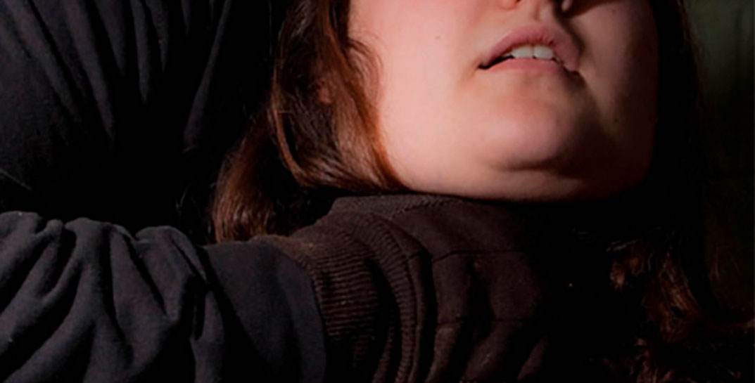 В Могилеве хозяин квартиры чуть не задушил гостью. Причина глупейшая