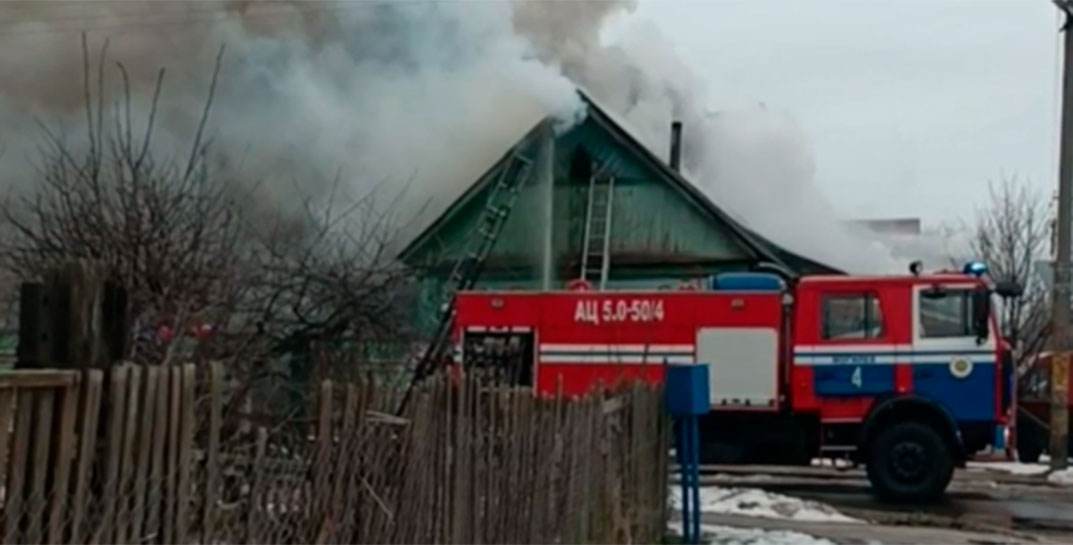 Сильный пожар дома в Могилеве близ кольца Космонавтов — столб дыма виден за несколько километров