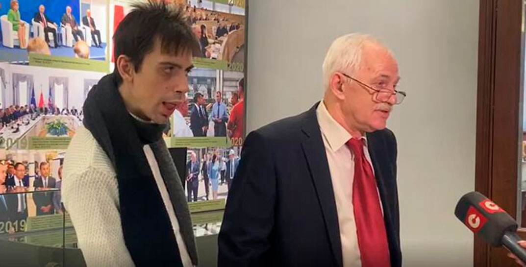 Отец с сыном-инвалидом пришел на прием к Кочановой — родители просят заранее найти сыну приемную семью