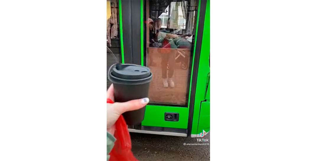 В Молодечно жена принесла обед мужу-водителю на остановку автобуса и выложила видео в TikTok. Ролик собрал более 5 млн просмотров