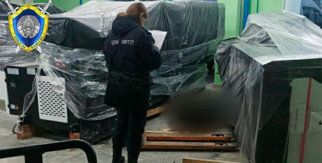 Появилось новое фото с места гибели 26-летнего рабочего, на которого в Гродно упал трехтонный станок