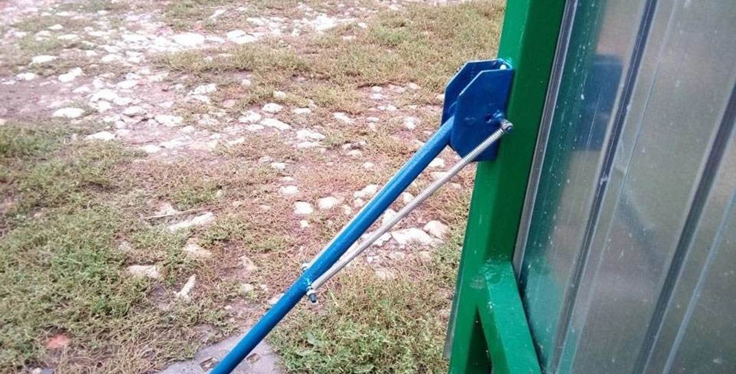 В Кличевском районе мужчину ударило металлическими воротами. С серьезными травмами он попал в больницу