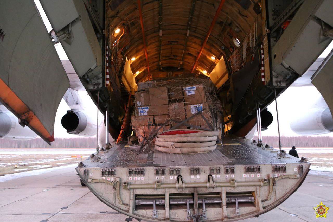 Белорусские военные летчики доставят гуманитарную помощь в Турцию