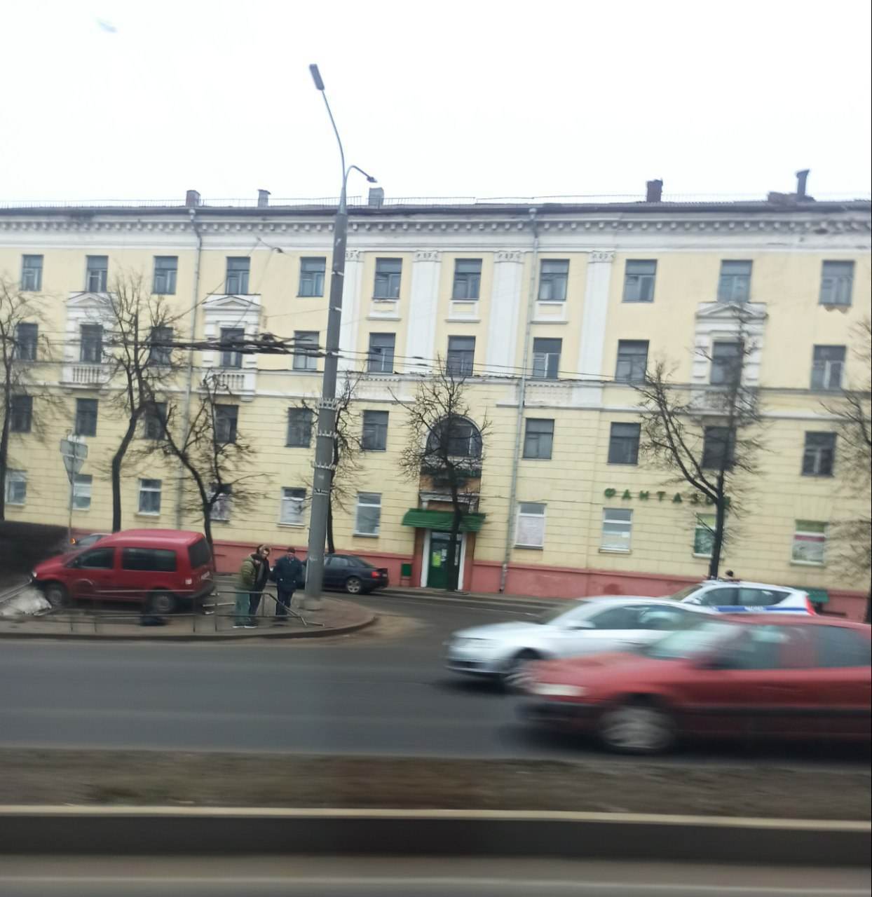 На улице Орджоникидзе автомобиль с проезжей части вылетел на газон