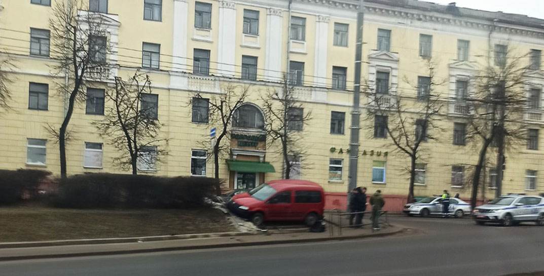 На улице Орджоникидзе автомобиль с проезжей части вылетел на газон