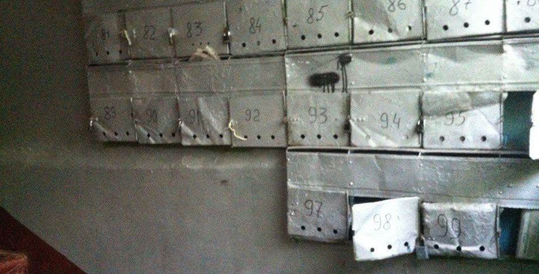 В Костюковичах пьяный мужчина «словил белку» и разгромил почтовые ящики в подъезде