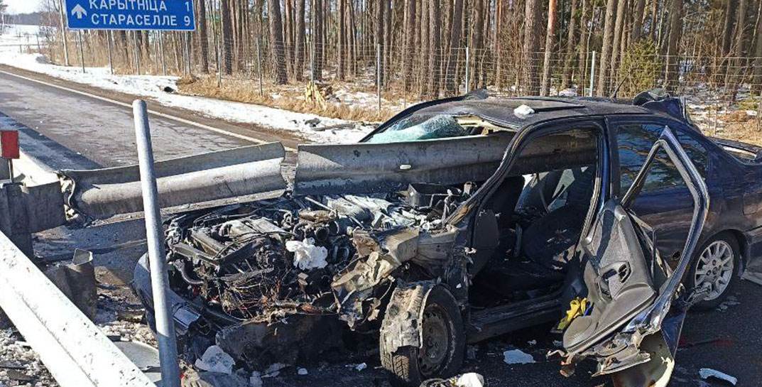 Жесткое ДТП в Белыничском районе: водитель врезался в дорожное ограждение, которое пробило авто насквозь. Мужчина чудом остался жив