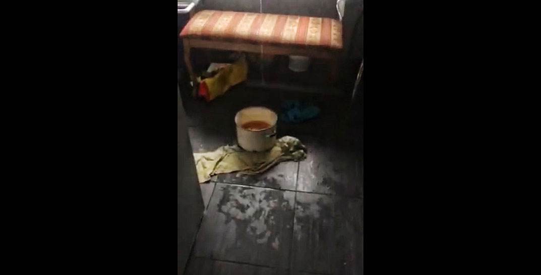 Жительницу Могилева окатило водой с натяжного потолка