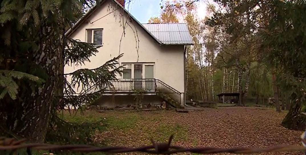 В Польше прабабушка забеспокоилась, что давно не видела внука. Оказалось, родители закопали его за домом, где проживала семья