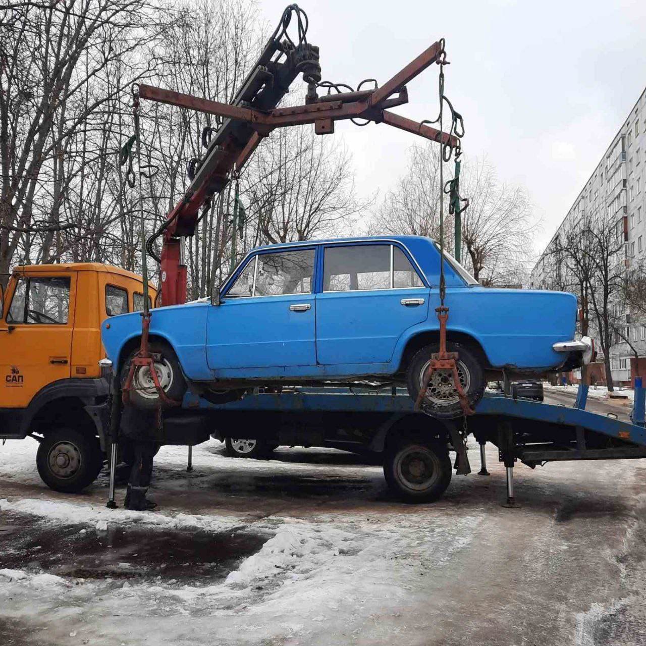 Улицы Могилева продолжают очищать от брошенных автомобилей