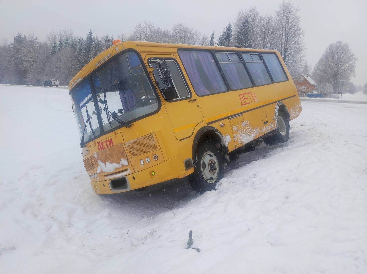 На трассе Могилев-Бобруйск в кювет вылетел школьный автобус. УВД: детей в автобусе не было, никто не пострадал