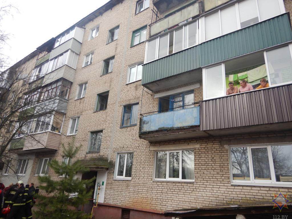 В Могилеве из-за неосторожного курения загорелась квартира — на пожаре едва не погиб мужчина, его спасли