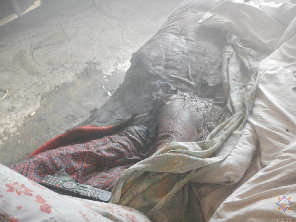 В Могилеве из-за неосторожного курения загорелась квартира — на пожаре едва не погиб мужчина, его спасли