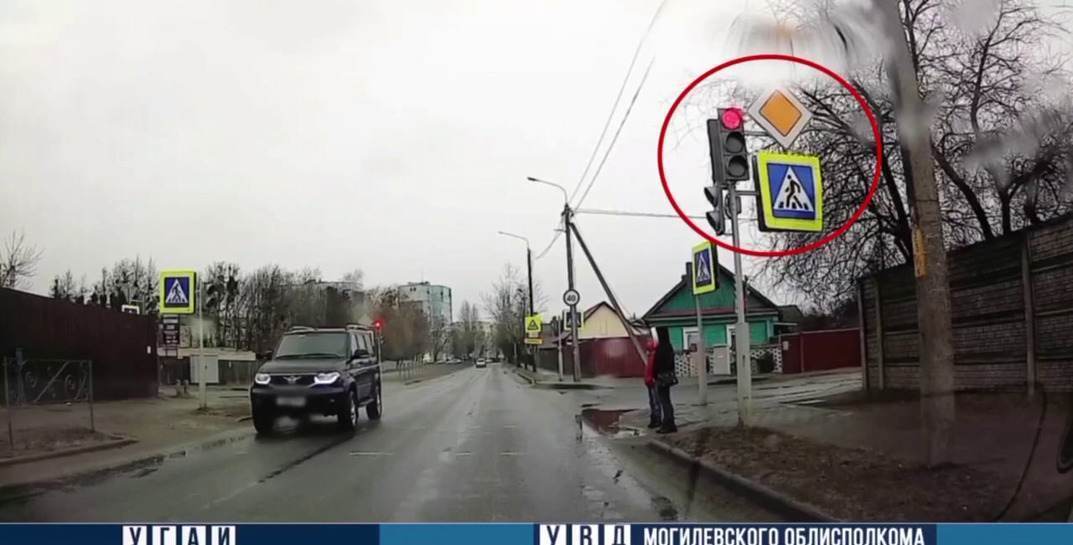В Бобруйск гаишники по видео наказали троих водителей, которые проехали на красный