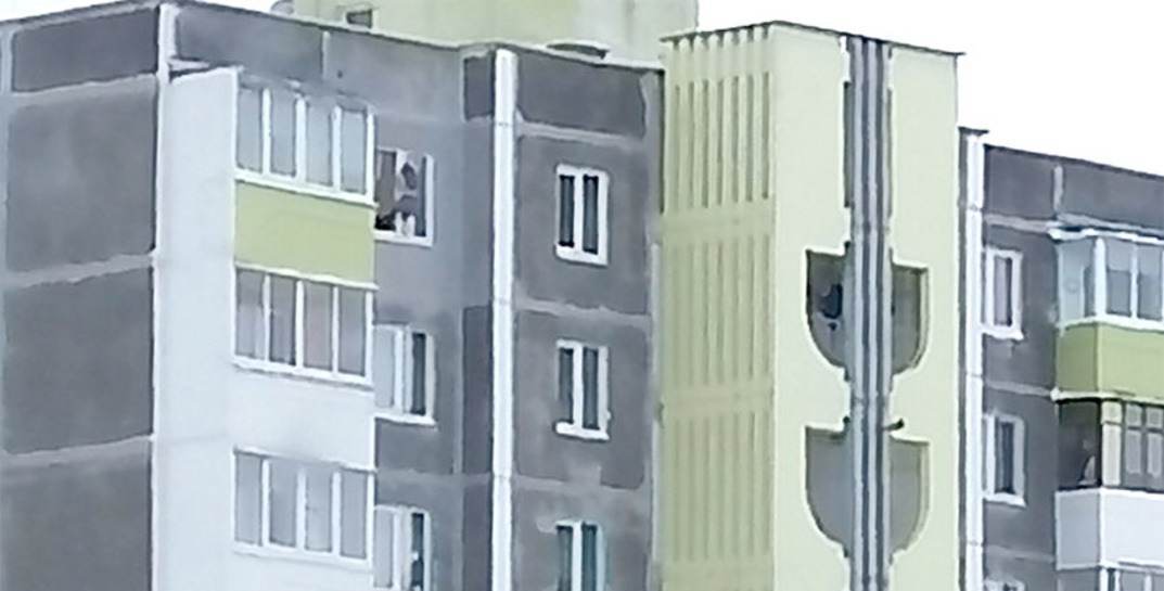 В Слуцке школьница мыла окно на 9-м этаже со стороны улицы — на следующий день детей изъяли из семьи