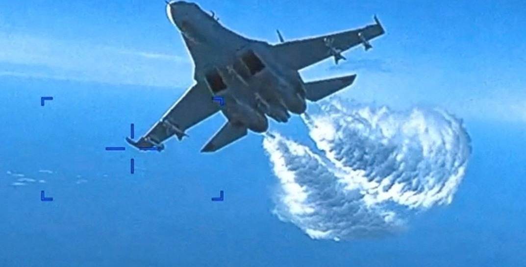 Пентагон показал видео сброса топлива российским Су-27 перед американским беспилотником, разбившимся в Черном море