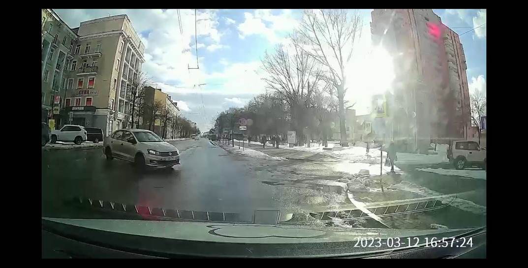 Появилось видео с регистратора легковушки, которая вчера попала в серьезное ДТП на Первомайской в Могилеве