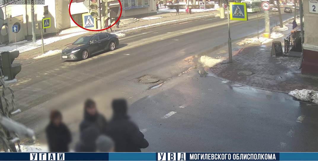Могилевские гаишники по видео наказали водителя такси, который проехал на красный