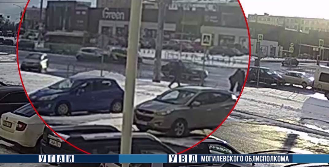 В Могилеве водитель легковушки отвлекся и врезался в стоявшее авто — пострадали две пассажирки, в том числе 9-летняя девочка
