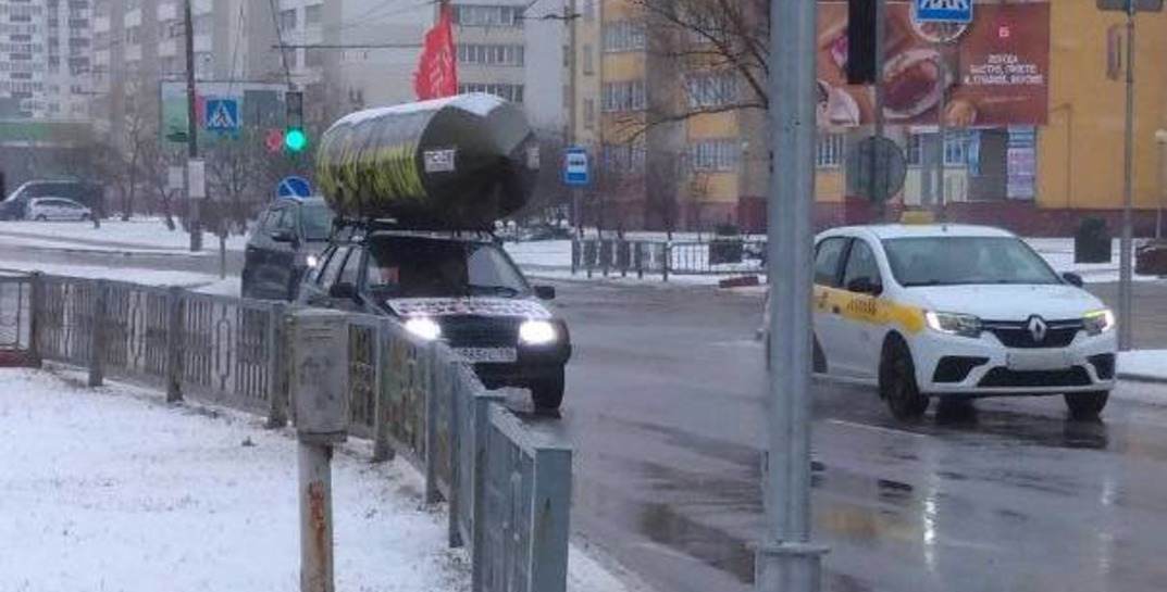 В Гомеле заметили «Z-мобиль»: авто обклеено наклейками «Z», на крыше макет ракеты с надписью «Вернуть полетные задания на Вашингтон»