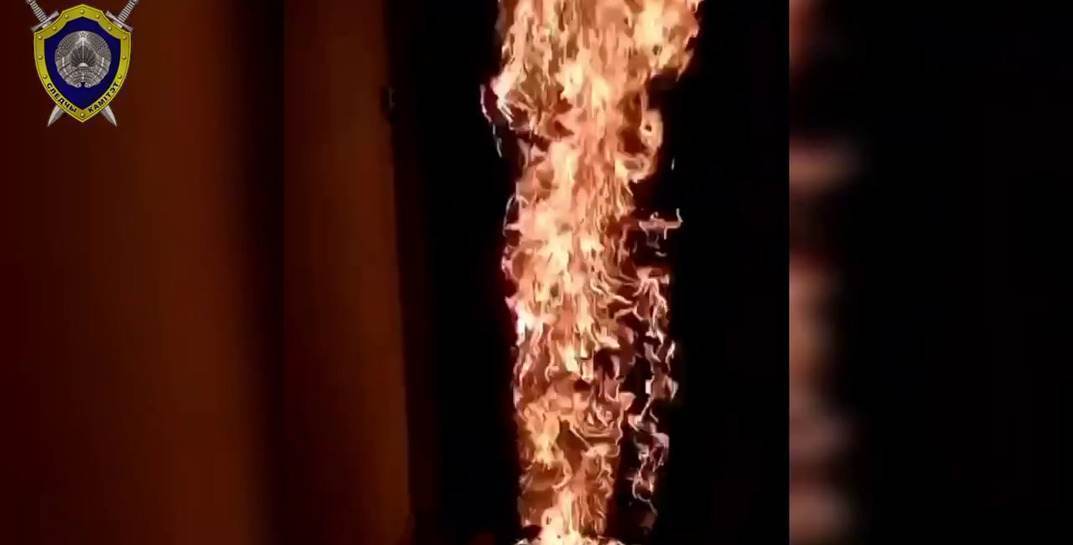 В Бресте двое пьяных парней поджигали двери квартир и снимали на видео. Зачем — объяснить не смогли