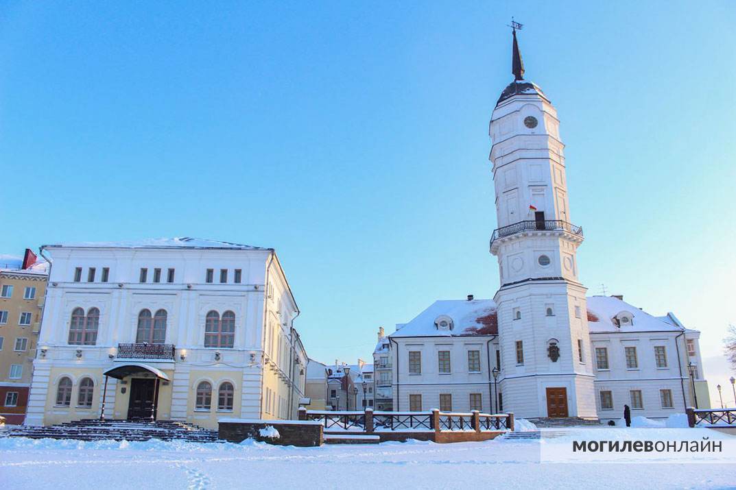 Могилевская Ратуша и площадь Славы зимой