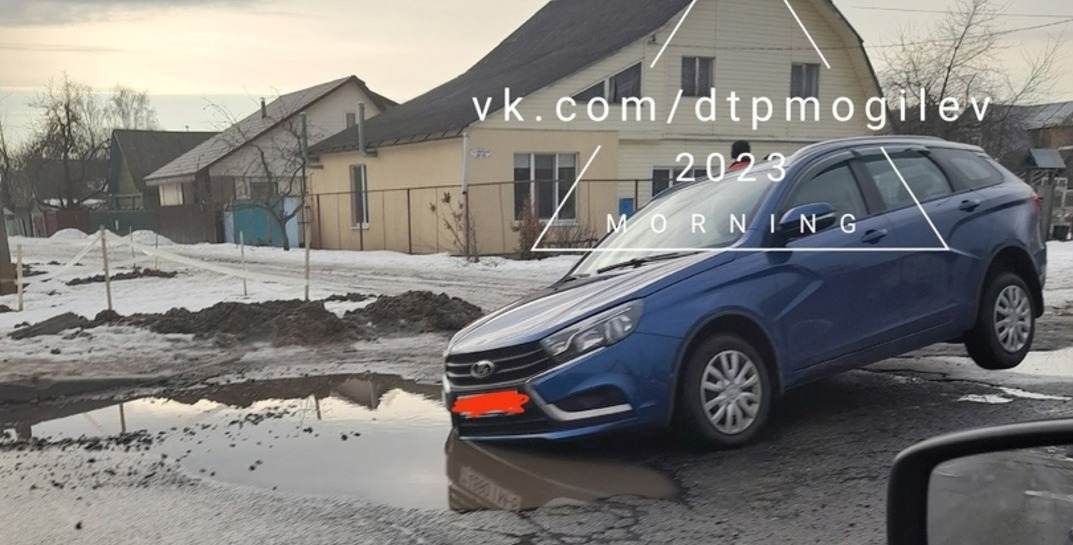 Фотофакт: в Могилеве автомобиль провалился в яму