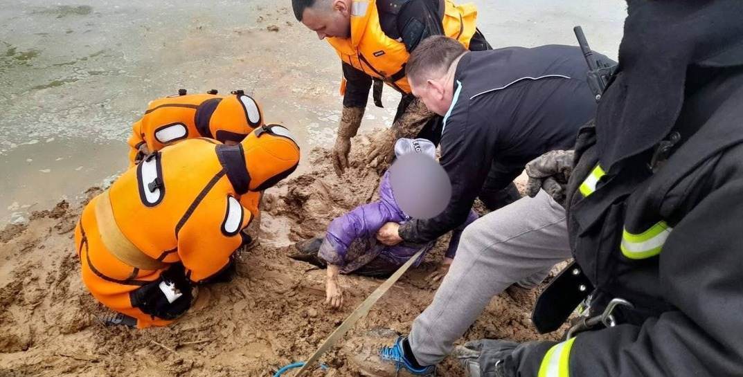 В Минске две маленькие девочки по пояс увязли в грязи, их спасали сотрудники МЧС
