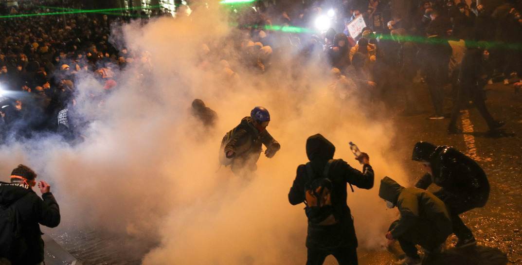 В Тбилиси продолжаются протесты, полиция применила против митингующих слезоточивый газ