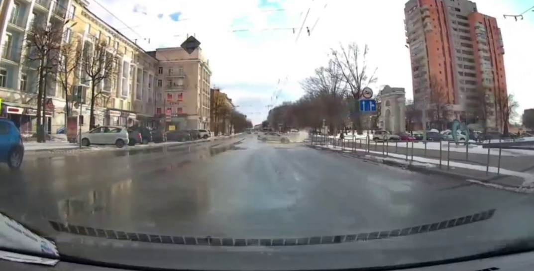 В Могилеве случилось серьезное ДТП с двумя легковушками — момент аварии попал на видео