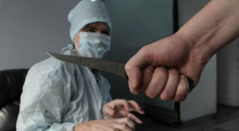 В Речицком районе фельдшер приехала спасать больного, а он погнался за ней с ножом