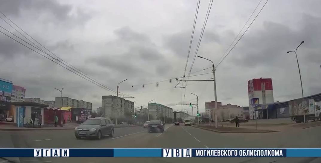 В Бобруйске водитель ехал по «встречке» и попал на видео — теперь ему грозит штраф и лишение прав