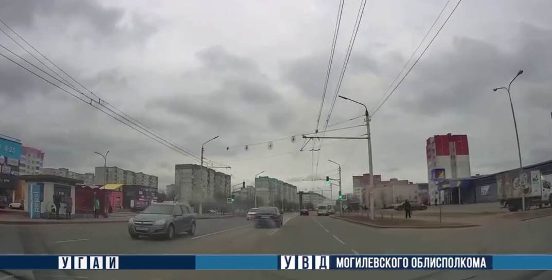 В Бобруйске водитель ехал по «встречке» и попал на видео — теперь ему грозит штраф и лишение прав