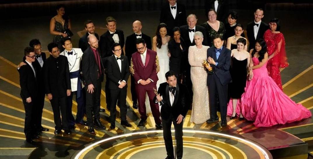 В Лос-Анжелесе объявили победителей премии Оскар-2023: лучшим назвали фильм «Все везде и сразу»