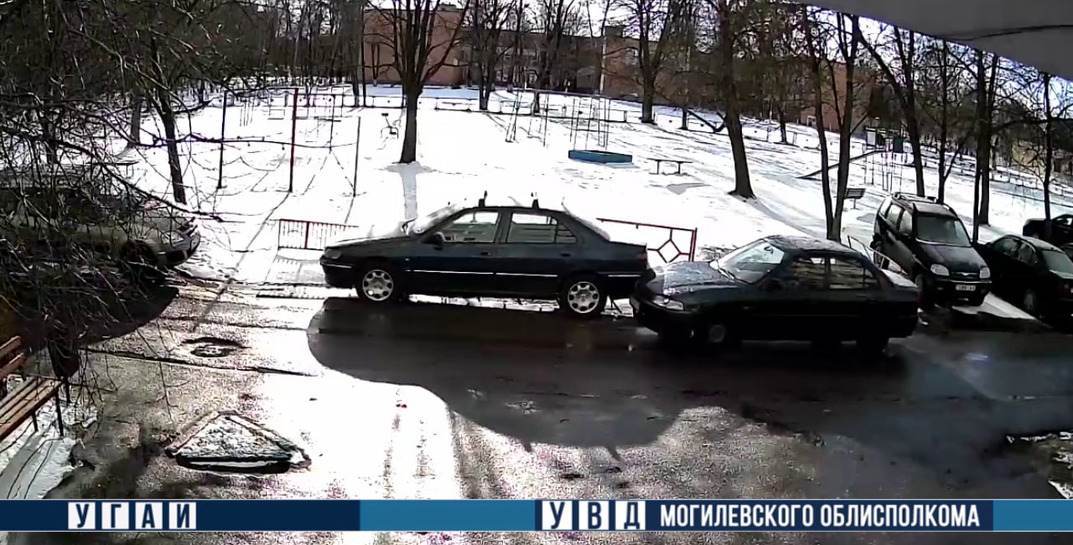 В Бобруйске водитель врезался в чужой автомобиль и уехал, но ДТП попало на видео — теперь бобруйчанину грозит штраф и лишение прав