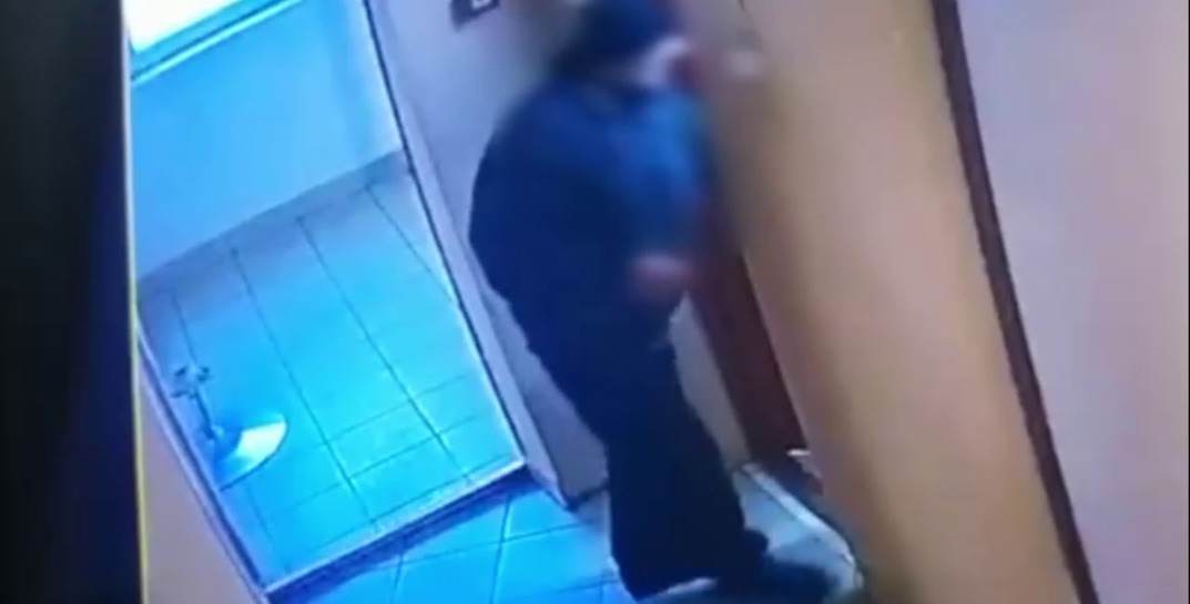 В Могилеве мужчина невозмутимо зашел в служебное помещение ресторана и вынес оттуда чужой кошелек с 600 рублями и картами